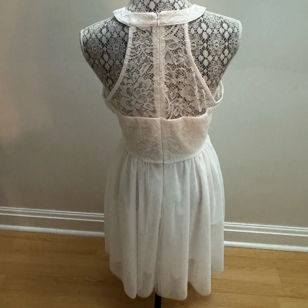 Elegant Lace Halter Dress - in black, white or peach NWT - Picture 5 of 16